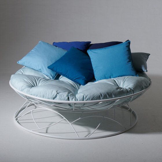 Big Basket Lounger on Base Stand with blue cushions | Bains de soleil | Studio Stirling