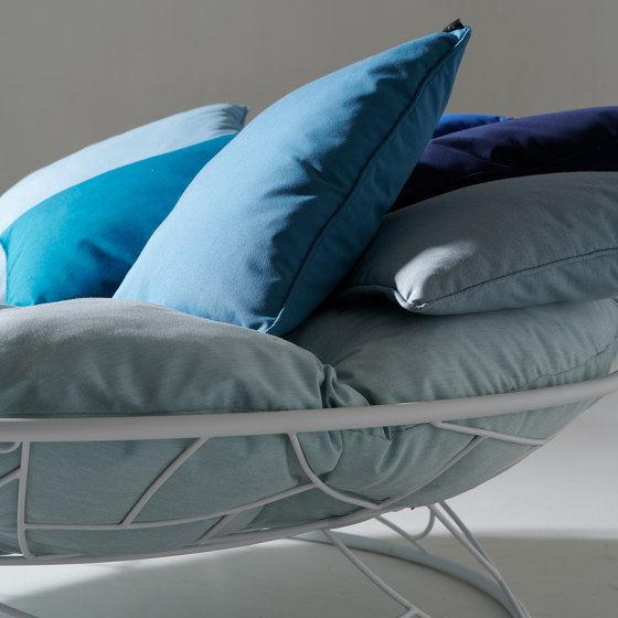 Big Basket Lounger on Base Stand with blue cushions | Tumbonas | Studio Stirling
