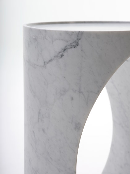 Roll side table Carrara | Side tables | Eponimo