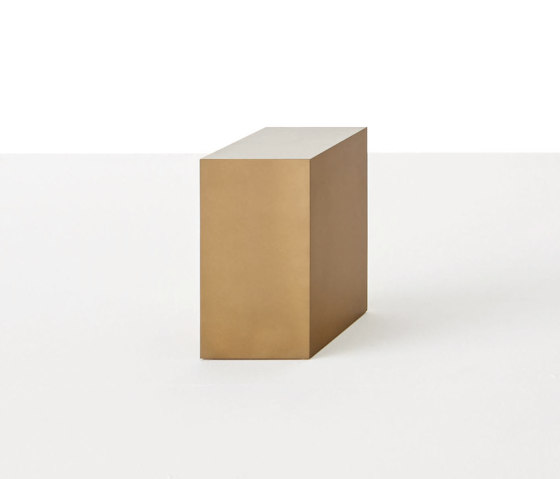 Unus | small table and seat | Side tables | Desalto