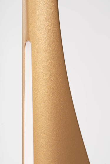 Silhouette I Lampara de mesa (dorada) | Lámparas de sobremesa | Softicated