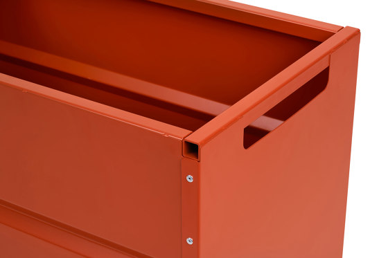 CMB |  Truhe und Sitzbank, Rotorange RAL 2001 | Sitzbänke | Magazin®