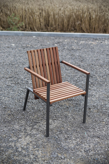 Chair with armrests Axis | Sedie | Egoé