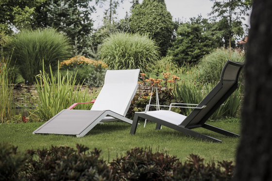 Relaxing armchair with armrests Alva | Lettini giardino | Egoé