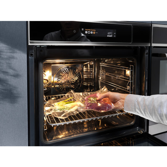 900 SteamPro Steam Oven/Convection Oven with Steam Cleaning | Fours | Electrolux Group