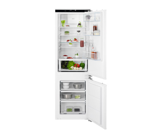 7000 Greenzone Integrated Fridge Freezer 176.9 cm - White | Frigoriferi | Electrolux Group