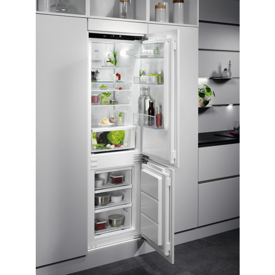 7000 Greenzone Integrated Fridge Freezer 176.9 cm - White | Refrigerators | Electrolux Group