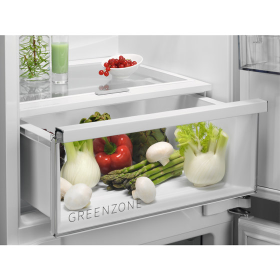7000 Greenzone Integrated Fridge Freezer 176.9 cm - White | Kühlschränke | Electrolux Group