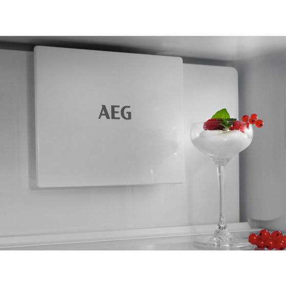 7000 Greenzone Integrated Fridge Freezer 176.9 cm - White | Frigoríficos / Neveras | Electrolux Group