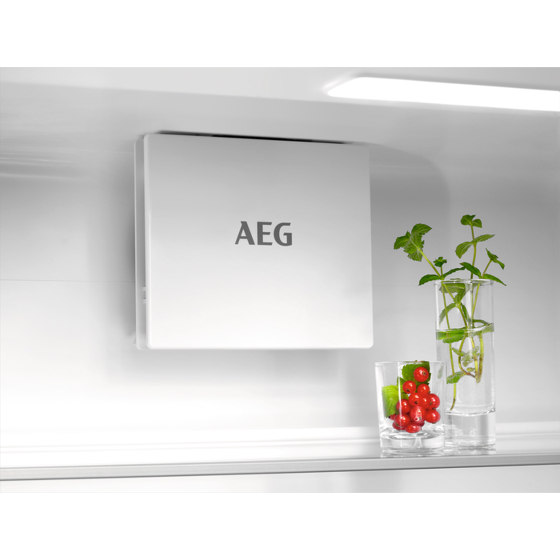7000 Greenzone Integrated Fridge Freezer 188.4 cm - White | Frigoriferi | Electrolux Group