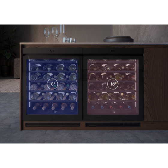 7000 Integrated Under Counter Wine Cabinet 81.8 cm - Black Glossy Glass | Caves à vin | Electrolux Group