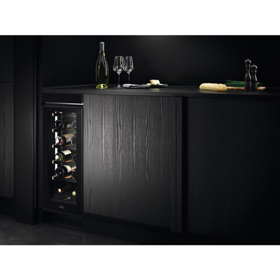 7000 Integrated Under Counter Wine Cabinet 81.8 cm - Black Glossy Glass | Neveras para vinos | Electrolux Group