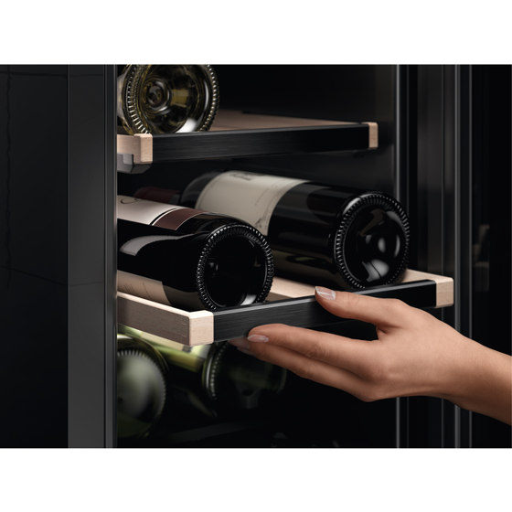 7000 Integrated Under Counter Wine Cabinet 81.8 cm - Black Glossy Glass | Cantinette | Electrolux Group