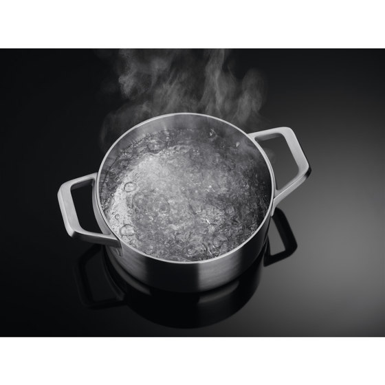 7000 Senseboil Induction Hob 80cm - Black | Tables de cuisson | Electrolux Group
