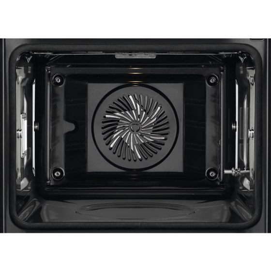 7000 SteamCrisp Pyrolytic Self Clean Oven - Matt Black | Hornos | Electrolux Group