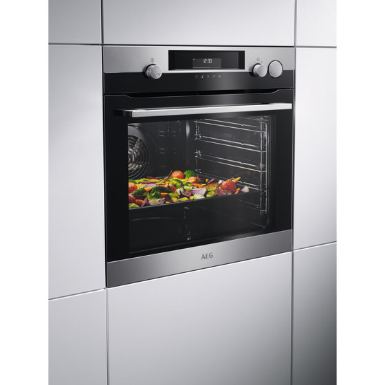 7000 SteamCrisp Pyrolytic Self Clean Oven - Stainless Steel with antifingerprint coating | Hornos | Electrolux Group