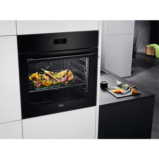 8000 Assistedcooking Pyrolytic Self Clean Oven - Black | Fours | Electrolux Group