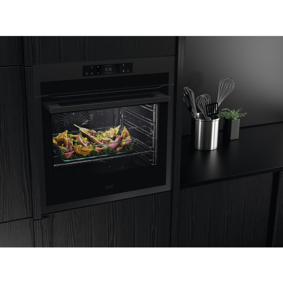 8000 Assisted cooking Pyrolytic Self Clean Oven - Matt Black | Forni | Electrolux Group