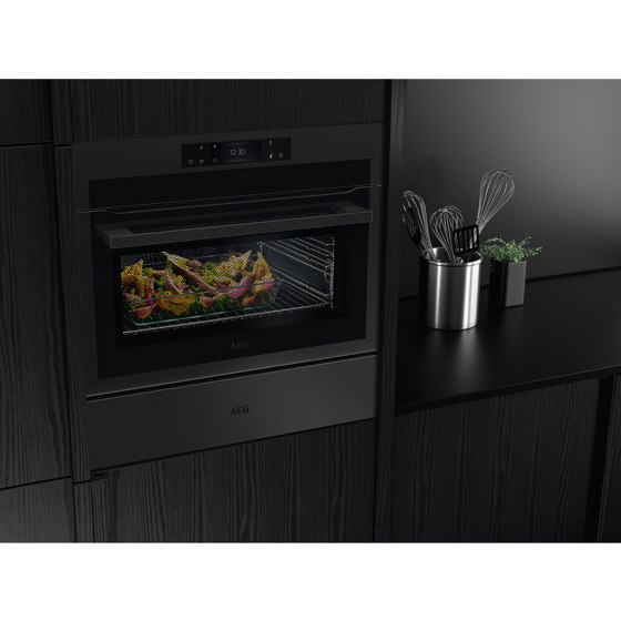 8000 CombiQuick Microwave And Oven - Matt Black | Forni | Electrolux Group
