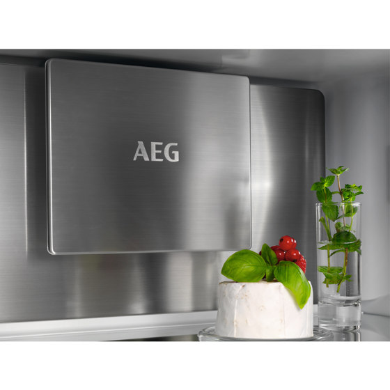 8000 Cooling 360° Integrated Fridge Freezer 176.9 cm - White | Kühlschränke | Electrolux Group
