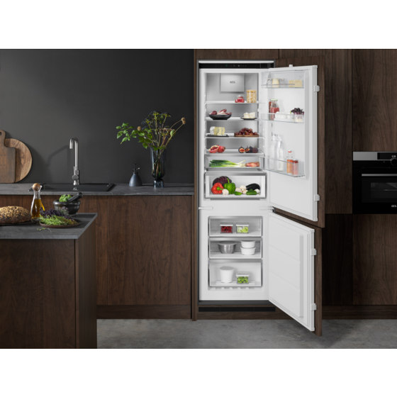8000 Cooling 360° Integrated Fridge Freezer 176.9 cm - White | Refrigerators | Electrolux Group