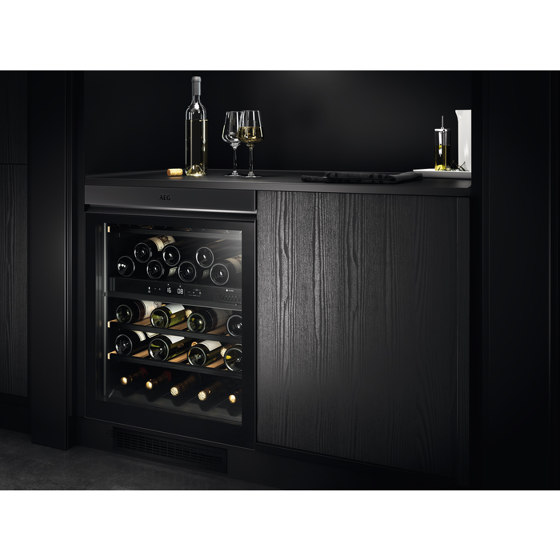 8000 Integrated Under Counter Wine Cabinet 81.8 cm - Black Matt Glass | Cantinette | Electrolux Group