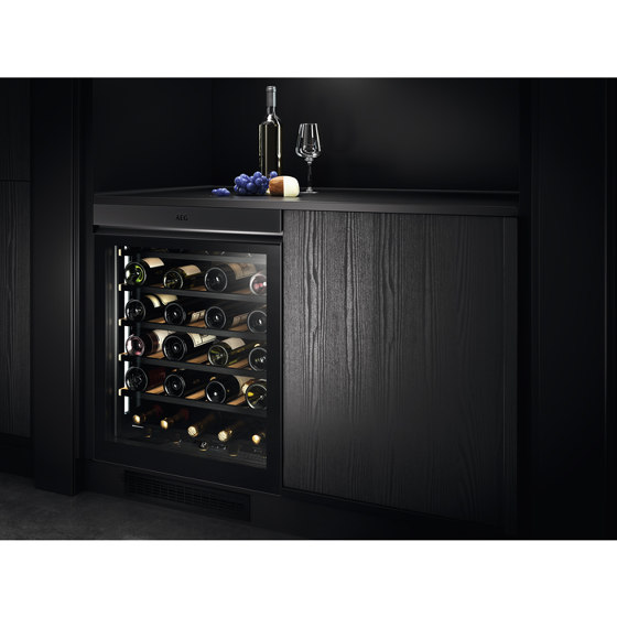 8000 Integrated Under Counter Wine Cabinet 81.8 cm - Black Matt Glass | Caves à vin | Electrolux Group
