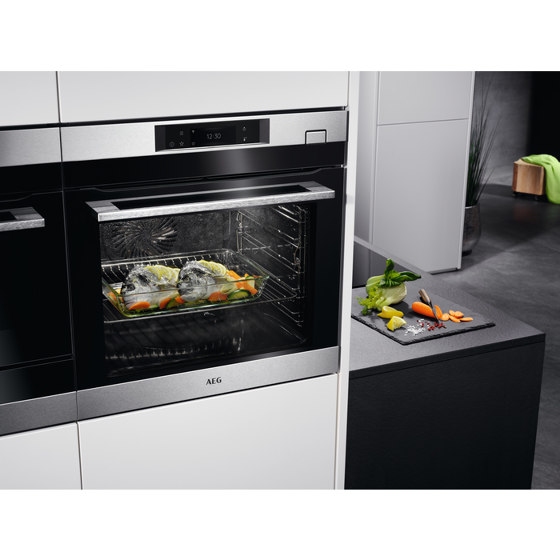 8000 Steamboost With Steam Cleaning Oven - Stainless Steel with antifingerprint coating | Hornos | Electrolux Group