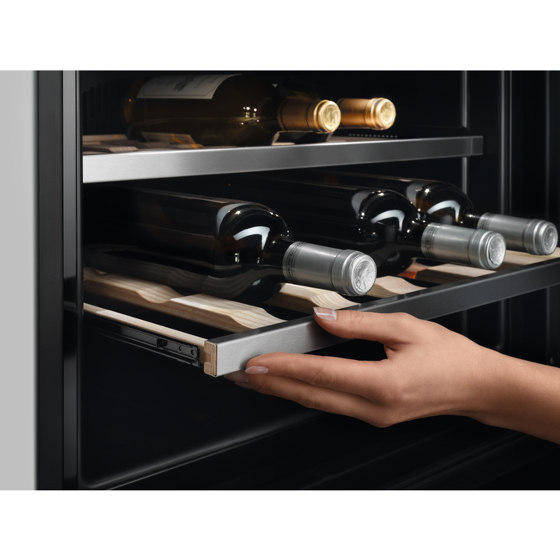 9000 Integrated Wine Cabinet 45.5 cm - Stainless Steel with antifingerprint coating | Weinkühlschränke | Electrolux Group