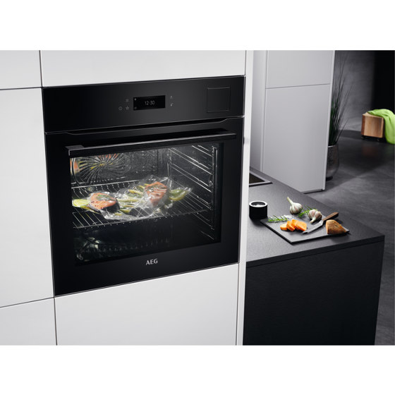 9000 SteamPro With Steam Cleaning Oven - Black | Backöfen | Electrolux Group