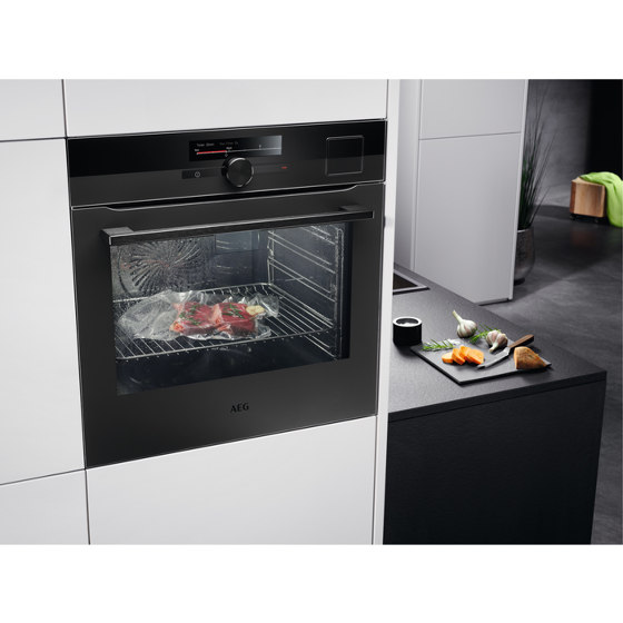 9000 SteamPro With Steam Cleaning Oven - Matt Black | Ovens | Electrolux Group