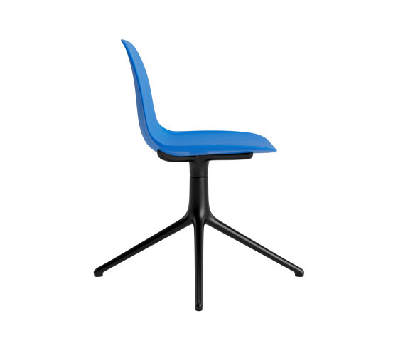 Form Chair Swivel 4L Black Alu Bright Blue | Stühle | Normann Copenhagen