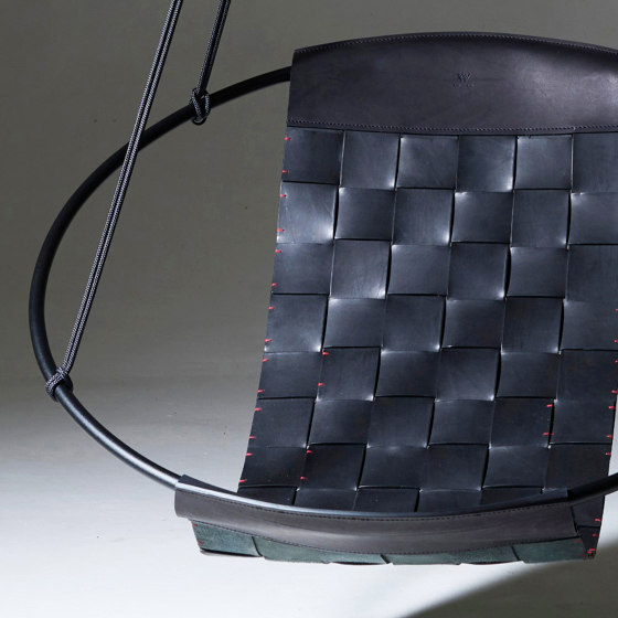 Sling Woven Hanging Chair | Schaukeln | Studio Stirling
