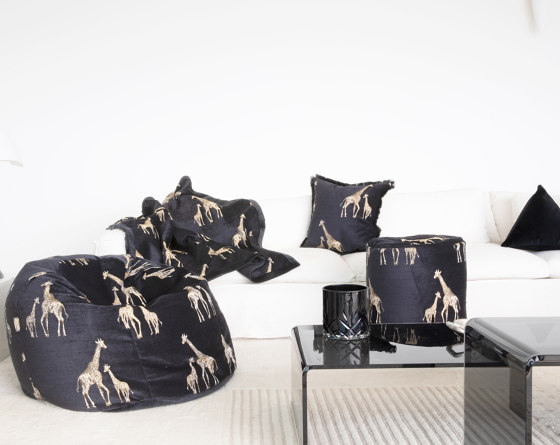 Coussins et Plaids | Coussin velours noir avec girafes brodées et franges | Coussins | MX HOME