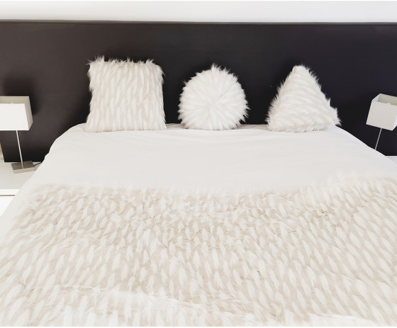 Coussins et Plaids | Coussin en fausse fourrure blanche fluffy | Coussins | MX HOME