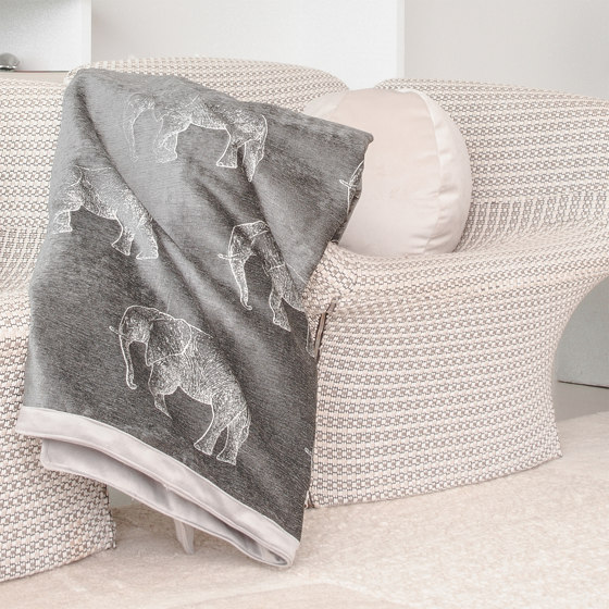 Coperta in velluto | Coperta in velluto grigio con ricamo elefanti | Copriletti | MX HOME
