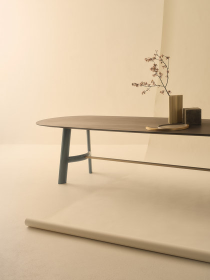 August | Dining tables | LEMA