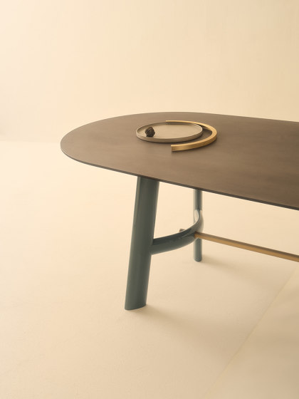 August | Dining tables | LEMA