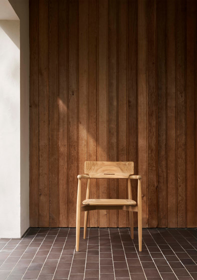 E008 | Embrace Outdoor Dining Chair | Chaises | Carl Hansen & Søn