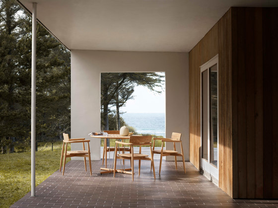 E008 | Embrace Outdoor Dining Chair | Chaises | Carl Hansen & Søn