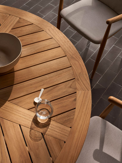 E022 Ø140 | Embrace Outdoor Table | Tables de repas | Carl Hansen & Søn