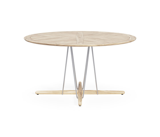 E022 Ø140 | Embrace Outdoor Table | Esstische | Carl Hansen & Søn