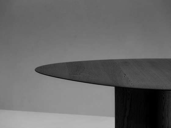 Anvil Dining Table Triangle | Mesas comedor | Van Rossum
