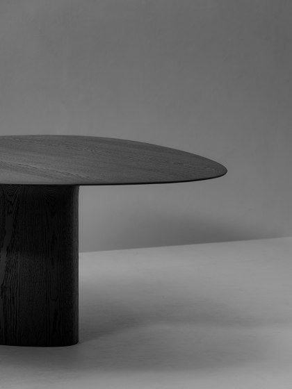 Anvil Dining Table Triangle | Mesas comedor | Van Rossum