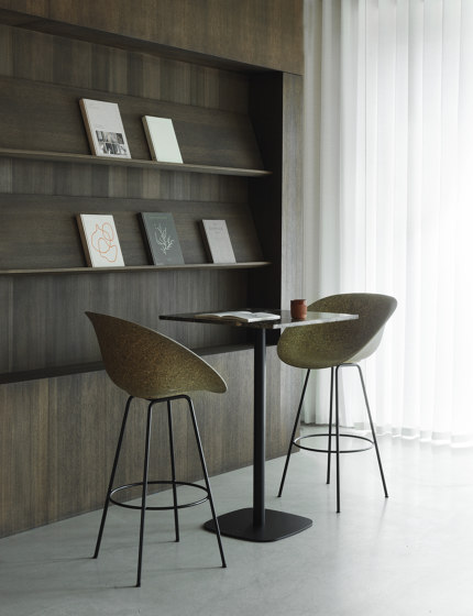 Mat Bar Armchair 75 Black Steel - Seaweed | Sgabelli bancone | Normann Copenhagen