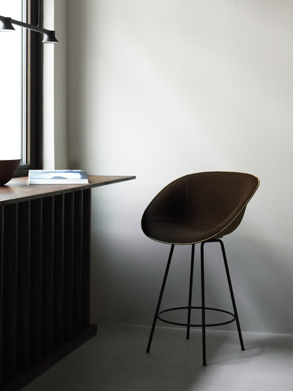 Mat Bar Armchair 65 cm Front Upholstery Black Steel - Seaweed | Taburetes de bar | Normann Copenhagen