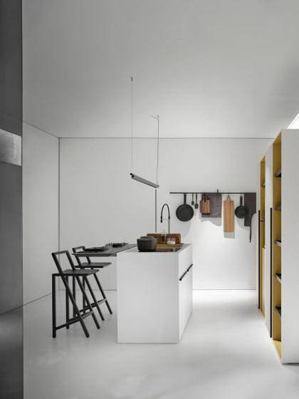 Small Living Kitchens™ con Madie bicolore in nobiltato Bianco e Curry opaco | Cucine isola | Falper