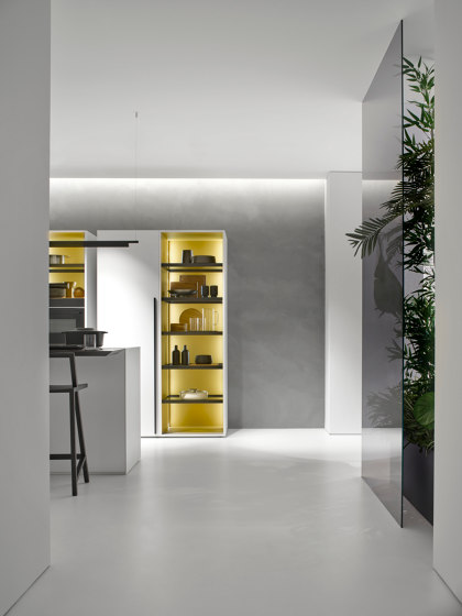 Small Living Kitchens™ con Madie bicolore in nobiltato Bianco e Curry opaco | Cucine isola | Falper