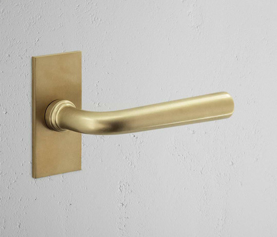 Manilla para puertas Apsley con placa corta (con muelle) | Manillas | Corston Architectural Detail