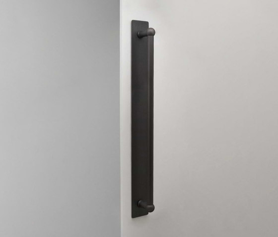 Tirador simple Harper con placa de 500 mm | Tiradores de puerta | Corston Architectural Detail